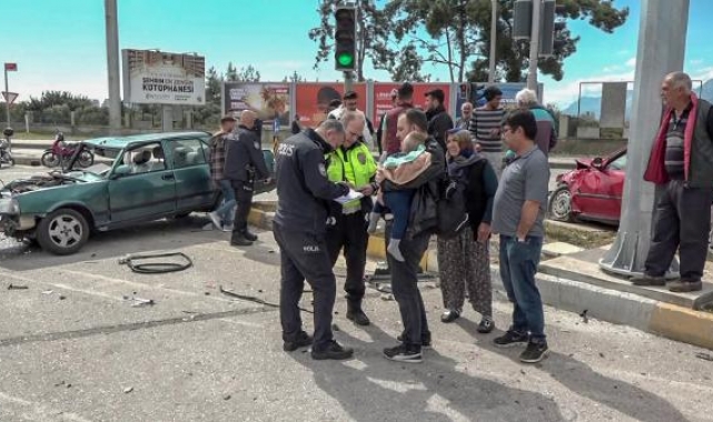 Kazada Yaralanan Baba Korkan Oğlunu Kucağından Bırakmadı Asayiş Antalya Haberleri 2793